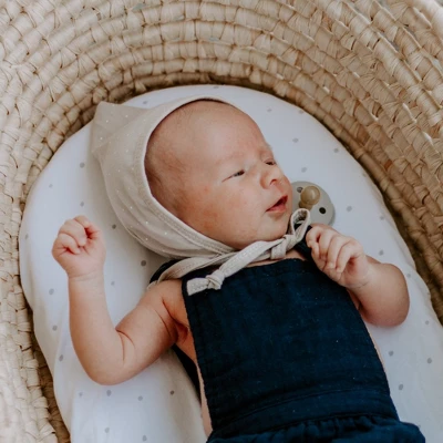 Ely's & Co. Baby Fitted Bassinet Sheet 100% Combed Jersey Cotton Grey And White Dottie Design - Image 4